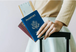 Mulher viajando com dois passaportes 