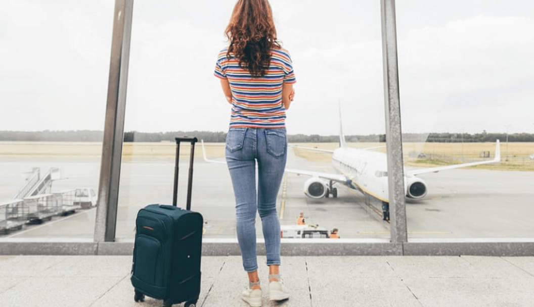 Melhores países para imigrar - mulher com mala no aeroporto