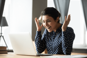 Mulher feliz comemorando porque conseguiu um emprego na Europa