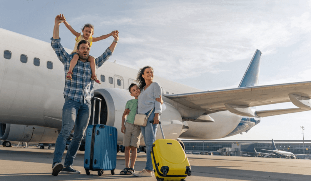 Família na frente do avião viajando feliz porque escolheram o melhor seguro viagem